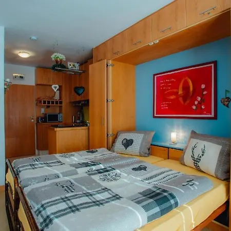 Lejlighed Herzlichkeit Mit Hallenbad Und Sauna By Monicare Seefeld in Tirol